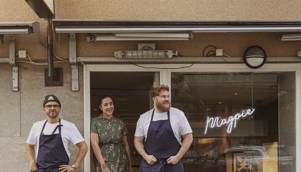 Christoffer Magnusson Domeij, Såma Mirza, och Joe Morris utanför Magpies lokal på Källgatan. Christoffer Magnusson Domeij, Såma Mirza, och Joe Morris utanför Magpies lokal på Källgatan.