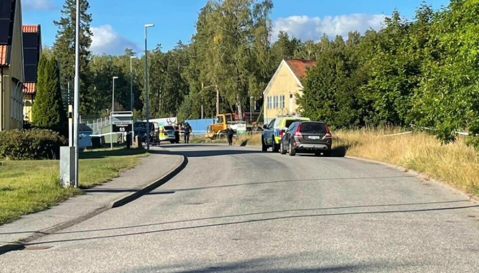 Polisen jobbar med att säkra spår på platsen där en ung man blev skjuten.