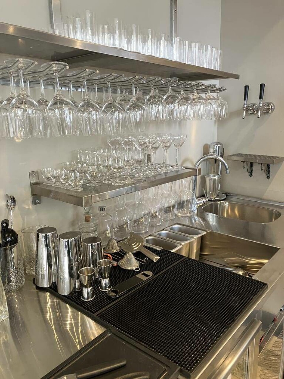 Den välutrustade cocktailbaren står redo i väntan på gäster. Foto: Helena Andersson Den välutrustade cocktailbaren står redo i väntan på gäster. Foto: Helena Andersson