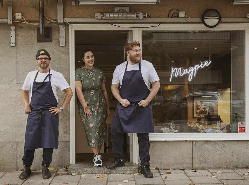 Christoffer Magnusson Domeij, Såma Mirza, och Joe Morris utanför Magpies lokal på Källgatan. Foto: Eric Nyberg Christoffer Magnusson Domeij, Såma Mirza, och Joe Morris utanför Magpies lokal på Källgatan. Foto: Eric Nyberg