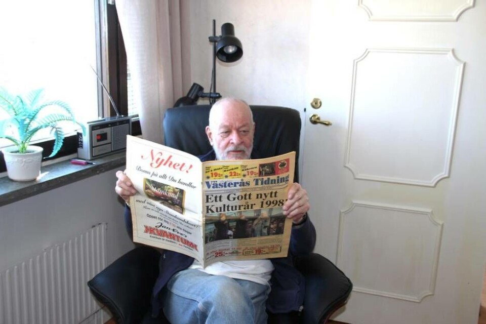 Stefan Lanehed läser ett exemplar av Västerås Tidning från 1998 hemma i fåtöljen på Rönnby. Det var under den tiden tidningen utvecklade sitt redaktionella innehåll och Lanehed tidningens första journalist. ”Det var en intensiv och rolig tid”, säger han. Foto: Jonas Bergkvist