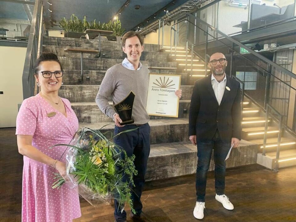 Niclas Sigholm, ägare av Sigholm Tech AB, vann priset Årets företagare i Västerås 2019. Prisutdelare var Företagarnas Tiina Magnusson och Thomas Gislerud. Foto: Jonas Edberg