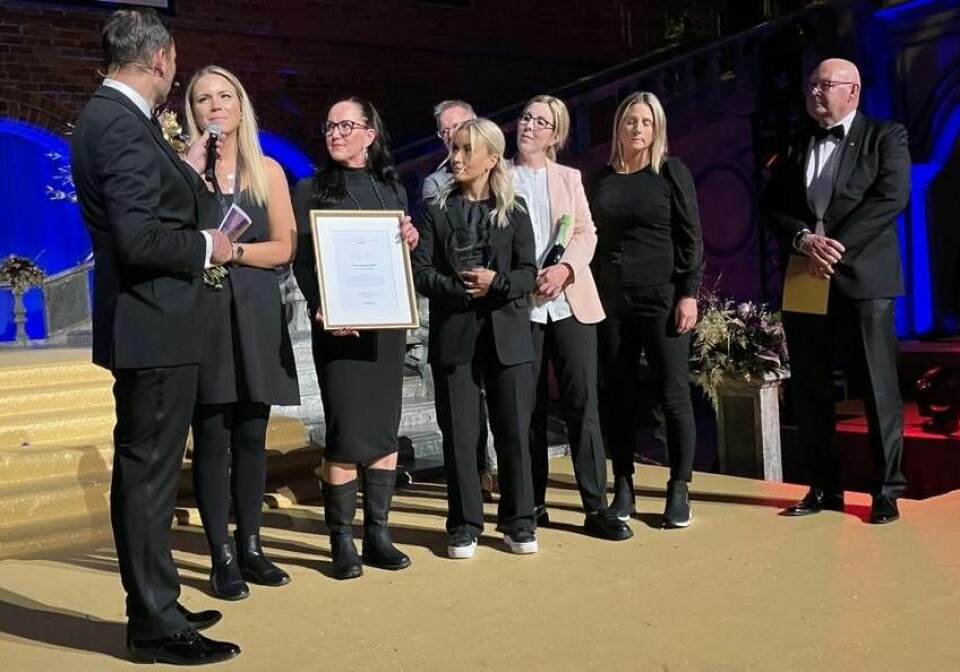 ICA Maxi Hälla segerintervjuas av galans konferencier, stjärnkocken Danyel Couet, efter att ha tagit emot priset som Årets kassazon