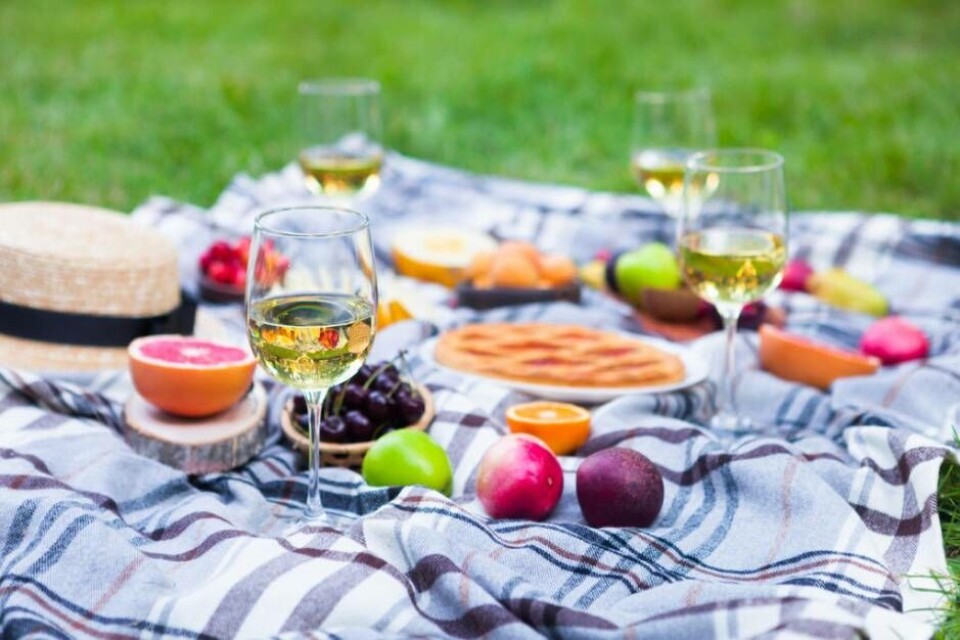 Sommarmys. Mycket festligt att se fram emot den närmaste tiden. Västerås Tidnings vinexpert Jenny Asplund tipsar därför om extra festliga drycker att ackompanjera festen med. Foto: Mostphotos Sommarmys. Mycket festligt att se fram emot den närmaste tiden. Västerås Tidnings vinexpert Jenny Asplund tipsar därför om extra festliga drycker att ackompanjera festen med. Foto: Mostphotos