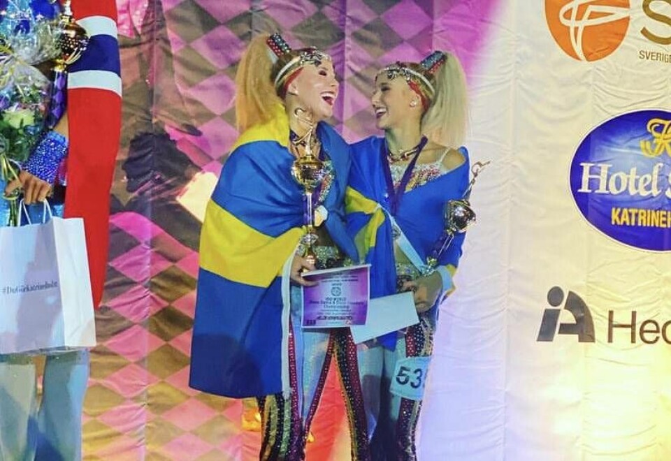 Delad glädje, dubbel glädje. Alice Sjöström & Alva Knudsen sken i kapp på prispallen efter sitt VM-brons i disco duo. Foto: Privat Delad glädje, dubbel glädje. Alice Sjöström & Alva Knudsen sken i kapp på prispallen efter sitt VM-brons i disco duo. Foto: Privat