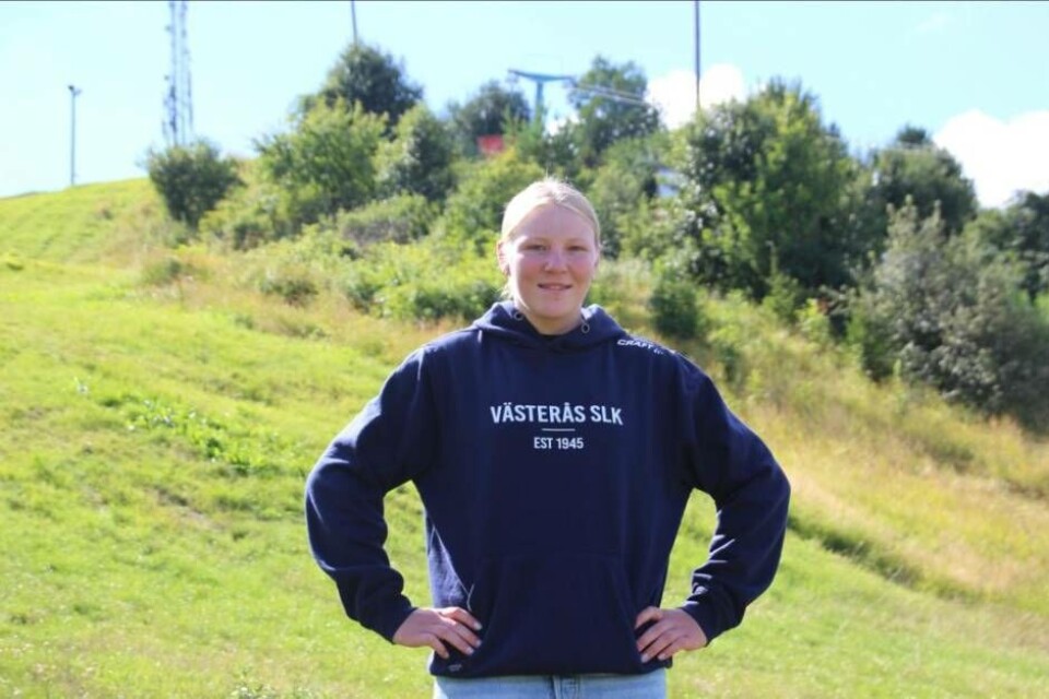 I hemmabacken. Moa Landström i Vedbobacken där den alpina karriären började ta fart. Nu går hon på skidgymnasiet i Malung och är inte hemma så ofta. ”Jag körde några pass här i vintras när jag var hemma och hade gjort illa foten, annars blir det inte så mycket”, säger hon. Foto: Jonas Bergkvist