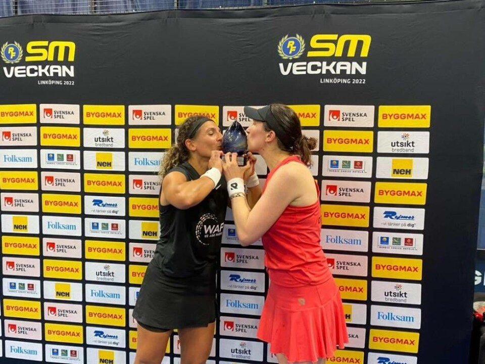 Baharak Soleymani med sin spelpartnern Sofia Arvidsson efter triumfen under SM-veckan i Linköping i slutet av juni. Foto: Privat Baharak Soleymani med sin spelpartnern Sofia Arvidsson efter triumfen under SM-veckan i Linköping i slutet av juni. Foto: Privat