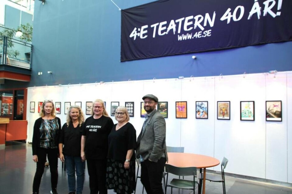 Jubileumsgäng. 4:e teatern fyller 40 och firar storslaget. Här från vänster grundarna Mikaela Hagelberg och Titti Hilton, båda skådespelare, Sofia Öhrndalen, verksamhetskoordinator, Ulla Arvidsson, ordförande och Fredrik Lundqvist, teaterchef. Foto: Jonas Bergkvist Jubileumsgäng. 4:e teatern fyller 40 och firar storslaget. Här från vänster grundarna Mikaela Hagelberg och Titti Hilton, båda skådespelare, Sofia Öhrndalen, verksamhetskoordinator, Ulla Arvidsson, ordförande och Fredrik Lundqvist, teaterchef. Foto: Jonas Bergkvist