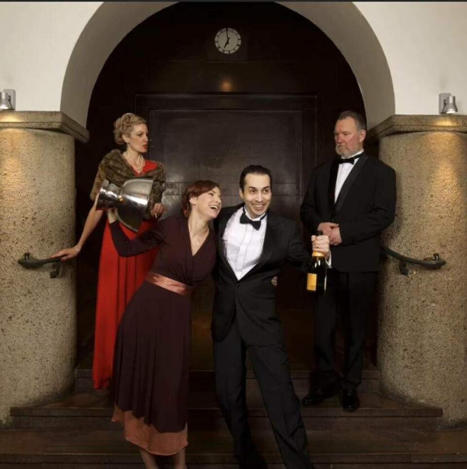 Ensemblen i ”Gröna hissen”. Start denna lördag och sedan yttrligare åtta föreställningar. Foto: Pressbild