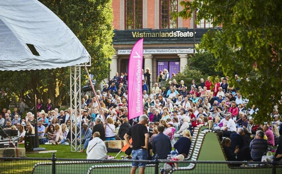 Parkteater gör comeback i Stadsparken utanför Västmanlands Teater efter pandemin. Start i morgon torsdag 11 aug då även biljettsläpp till höstens repertoar sker. Foto: Västmanlands Teater