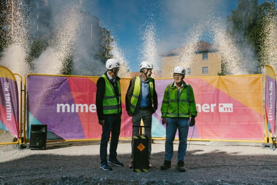 90 nya bostäder i centrala Västerås fick en pangstart när byggstarten firades effektfullt. På bilden ses Mikael Källqvist, VD Bostads AB Mimer, Jesper Brandberg, Styrelseordförande Bostads AB Mimer och Mats Eriksson, VD Asplunds Bygg. Foto: Elin Ivemo