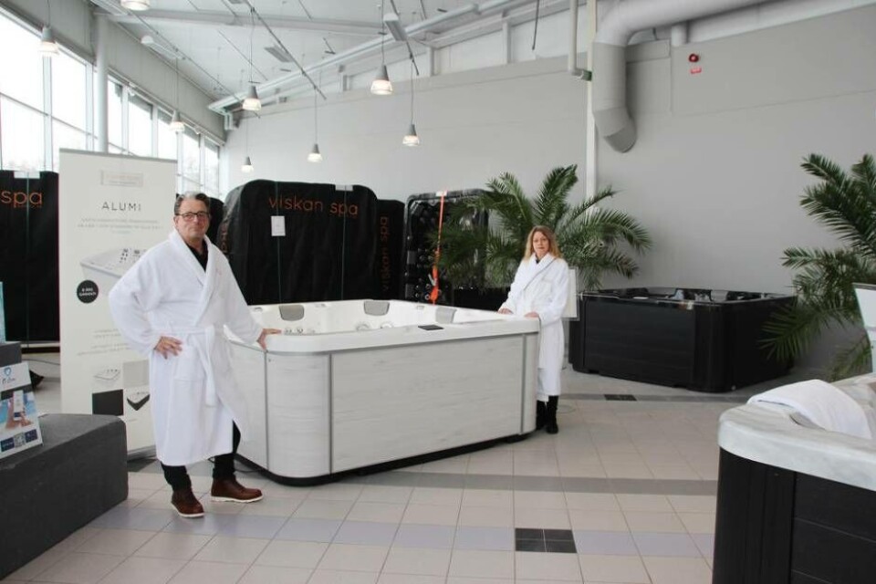 Rymlig och ljus lokal. Viskan Spa Center har tagit plats i nya företagcentret T9 på Tunbytorp och fått dubbelt så stora ytor mot tidigare, Ägarna Rainer Käkelä och Lotta Ström siktar på att bli flaggskeppet bland landets återförsäljare. Foto: Jonas Bergkvist Rymlig och ljus lokal. Viskan Spa Center har tagit plats i nya företagcentret T9 på Tunbytorp och fått dubbelt så stora ytor mot tidigare, Ägarna Rainer Käkelä och Lotta Ström siktar på att bli flaggskeppet bland landets återförsäljare. Foto: Jonas Bergkvist