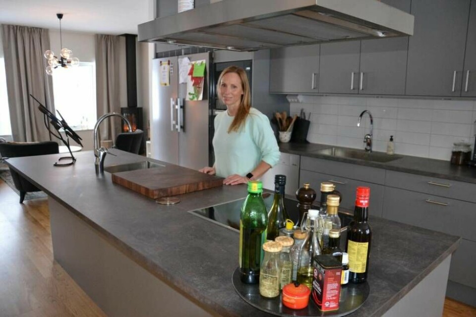I köket valde Åsa Spännar och Jonathan Barnes att ha en lite större köksö än vad som fanns på ritningen.​Foto: Helena Andersson