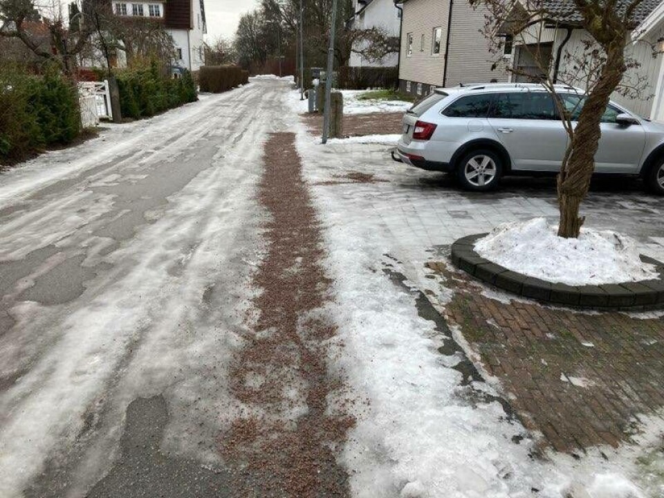 Exemplariskt. Här har fastighetsägaren skottat och sandat längs tomtgränsen – precis som man ska. Foto: Sandra Johansson Exemplariskt. Här har fastighetsägaren skottat och sandat längs tomtgränsen – precis som man ska. Foto: Sandra Johansson