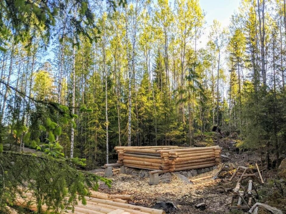 Mitt ute i skogen ligger platsen för timmerstugan som kommer att bli 20 kvadrateter stor när den står klar. Foto: Erik Grankvist