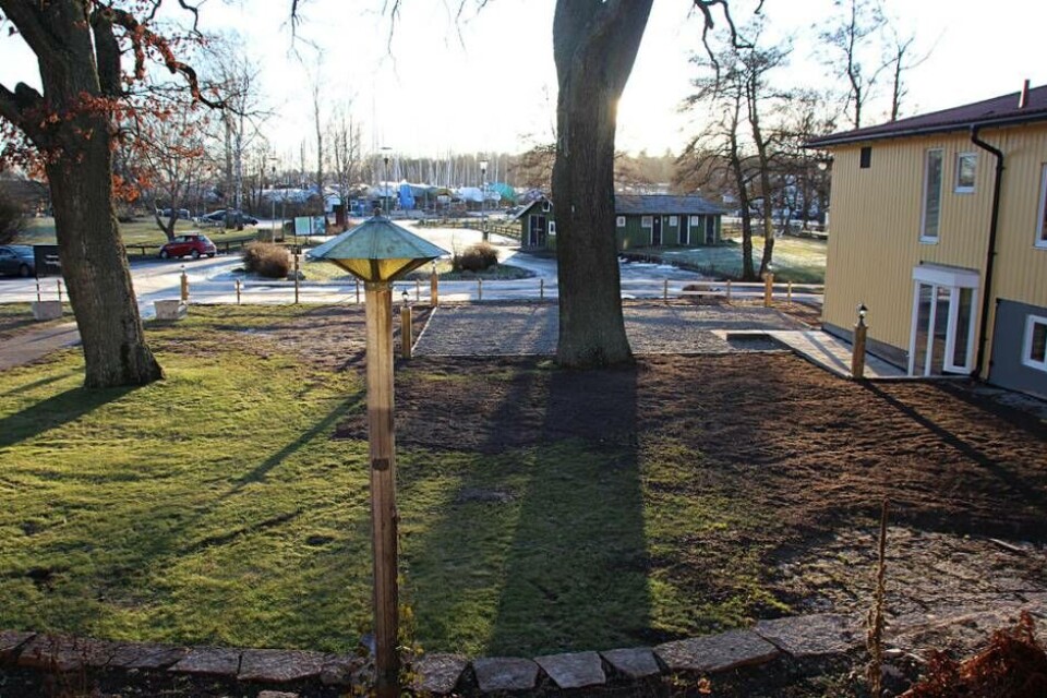 Här på innergården utanför Bistro Strand (nere till höger i bild) görs en uteservering inför varmare och soligare dagar. Foto: Jonas Bergkvist×1 / 2Visa bildtextBild 1 av 2 Här på innergården utanför Bistro Strand (nere till höger i bild) görs en uteservering inför varmare och soligare dagar. Foto: Jonas Bergkvist×1 / 2Visa bildtextBild 1 av 2