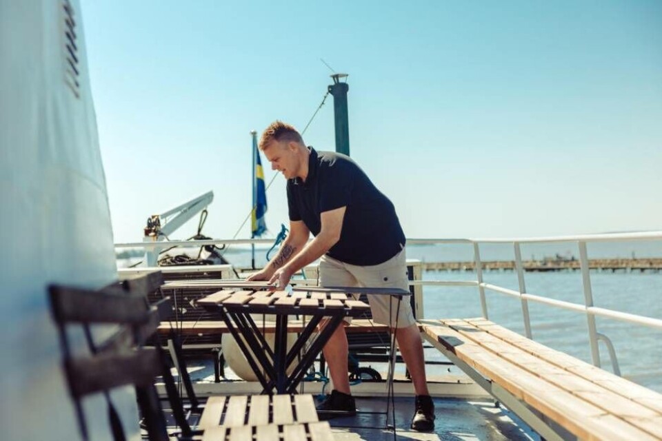 Förberedelser. Tobias Gustafsson, marknadsansvarig vid Rederi Mälarstadens, hjälpte till med förbereldelserna inför kaféets öppning. Foto: avigphoto.se Förberedelser. Tobias Gustafsson, marknadsansvarig vid Rederi Mälarstadens, hjälpte till med förbereldelserna inför kaféets öppning. Foto: avigphoto.se