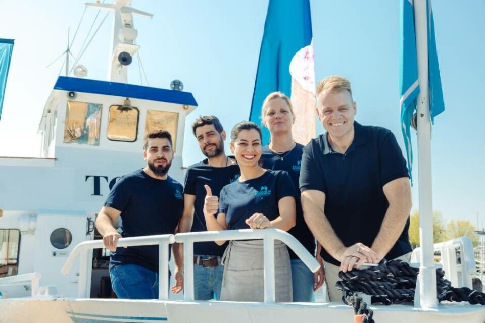 Båtfika. Tobias Gustafsson, längst till höger, tillsammans med personalen som kommer att jobba på kaféet ombord på M/S Tor i sommar. Foto: avigphoto.se Båtfika. Tobias Gustafsson, längst till höger, tillsammans med personalen som kommer att jobba på kaféet ombord på M/S Tor i sommar. Foto: avigphoto.se