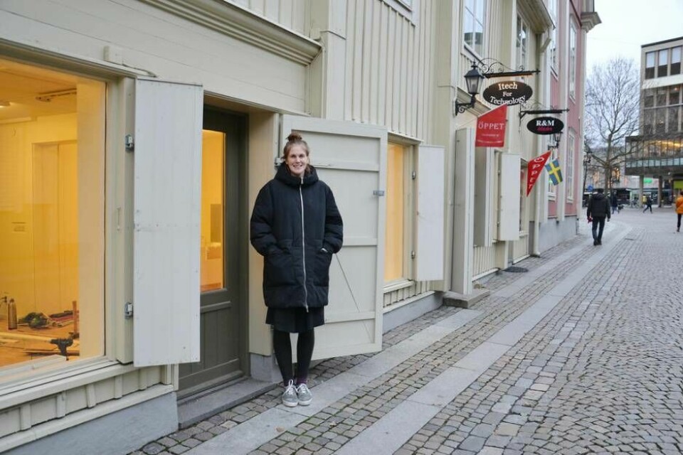 Central fika. Therese Linder utanför vad som kommer att bli Maria Therese – ett litet bageri på Kungsgatan. Foto: Helena Andersson