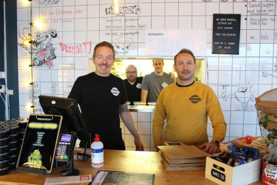 Mattias Lindh och Niklas Bussert startade och driver Salladsmagasinet. I bakgrundet syns ”The Chiefs”, Olle och Petter. Foto: Jonas Edberg Mattias Lindh och Niklas Bussert startade och driver Salladsmagasinet. I bakgrundet syns ”The Chiefs”, Olle och Petter. Foto: Jonas Edberg