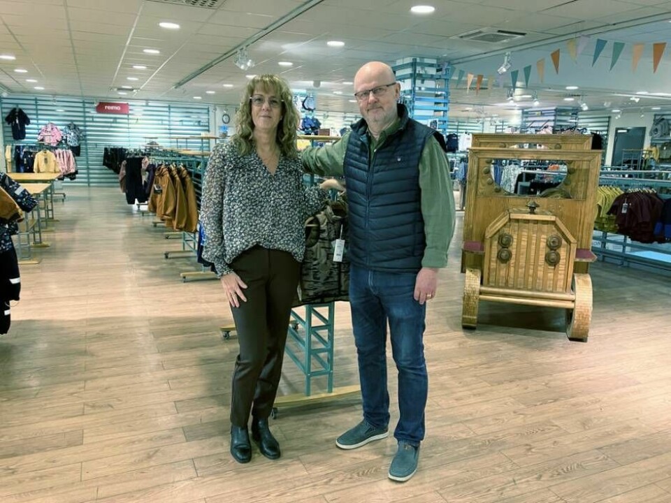 Strand trogen. Anders Östgren har jobbat på Strands sedan 1970-talet. Idag driver han den anrika butiken på Vasagatan tillsammans med sin fru Annika Östgren. Foto: Helena Andersson