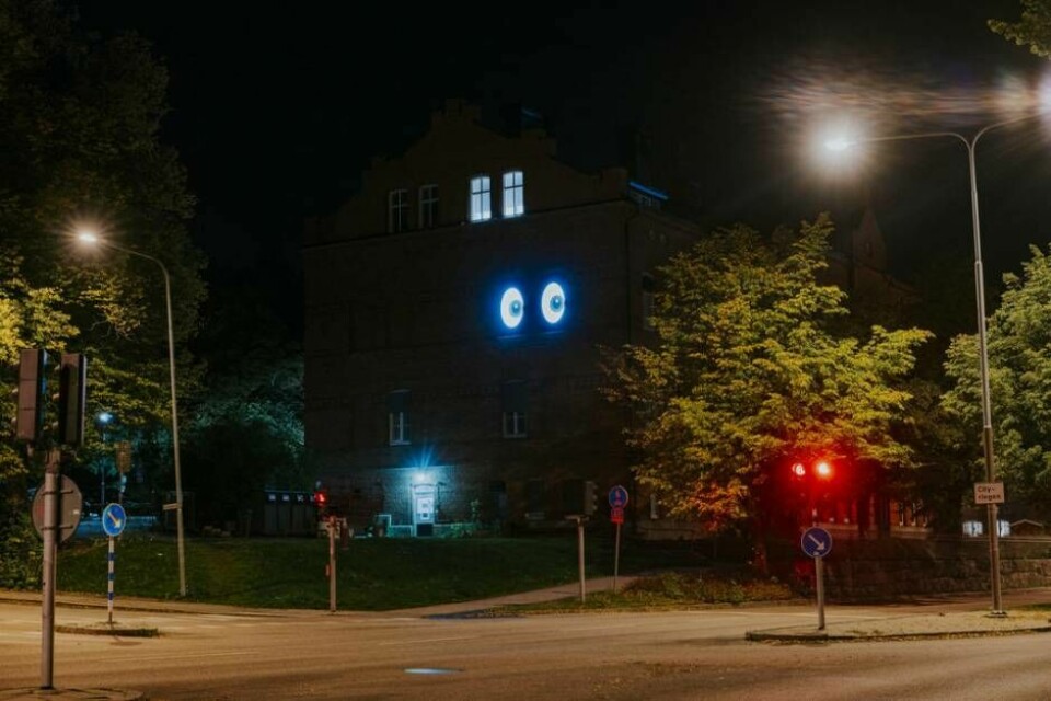 Tony Lorenzis konstverk lyser upp fasaden på Västerås folkhögskola under kvällar och nätter. Foto: Martin Bohm×1 / 2Visa bildtextBild 1 av 2