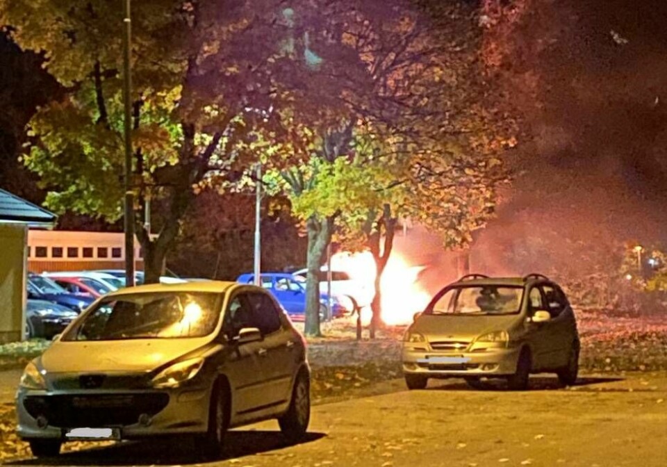 Bilbranden på Bäckby i natt. Foto: Läsarbild