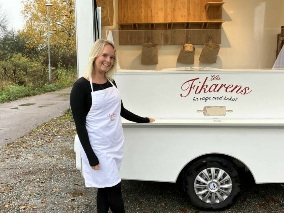Ulrika Patring vid sin vagn ”Lilla fikarens”, som hon ställer upp på olika platser i Västerås där det inte finns något kafé i direkt närhet. Foto: Helena Andersson