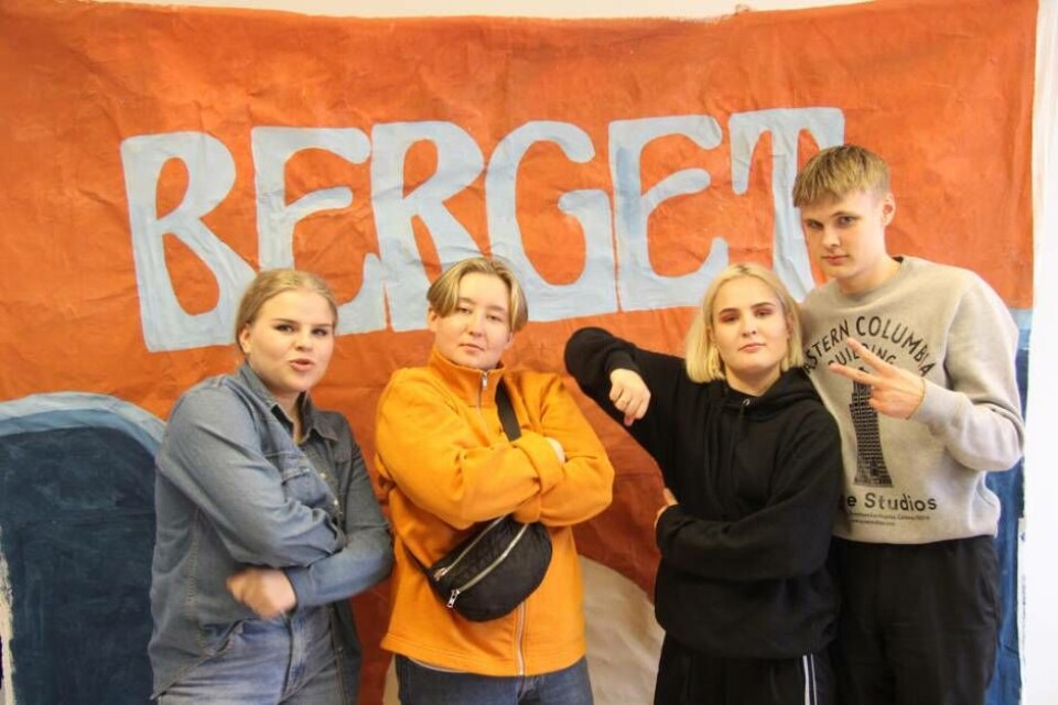 Arrangörerna. Ilona Keränen, Hilda Björkman, Kim Norrstrand och Max Genberg har tillsammans med Daniela Wirén (saknas på bilden) bildat en grupp som planerat den nya festivalen för unga på Djäkneberget. Foto: Tove Lindell