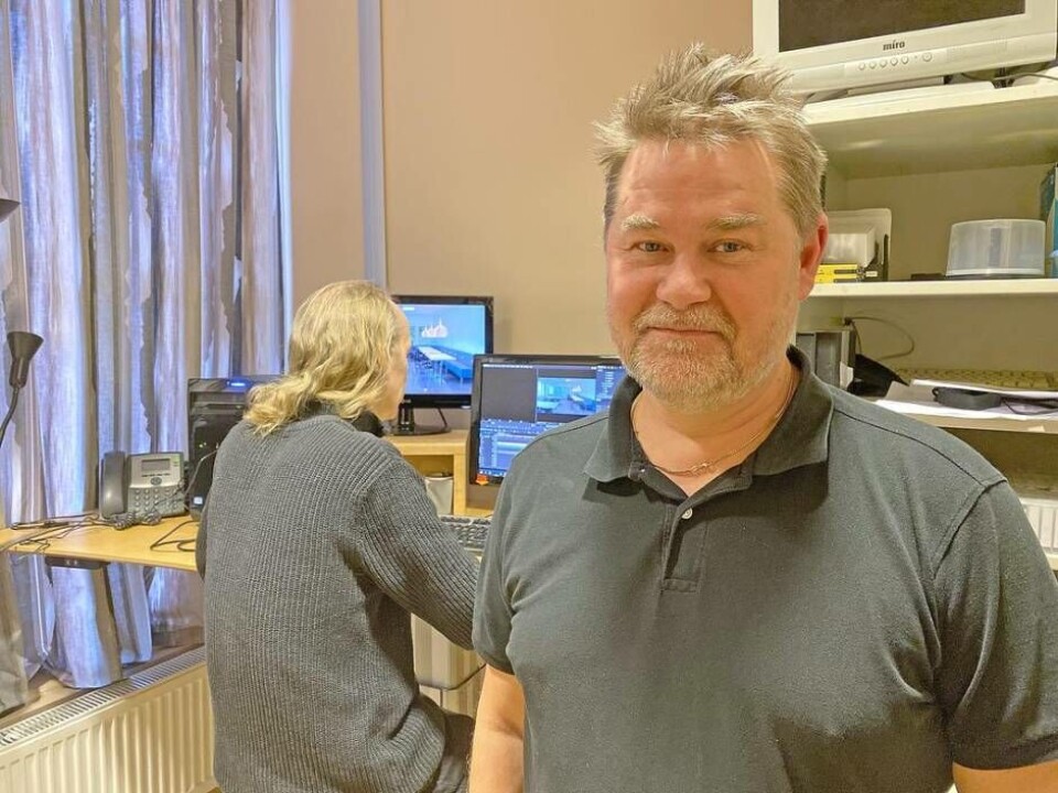 TV-man. Pär Hemström, vd för Västmanlands Television. I bakgrunden Daniel Lillman som förbereder ett inslag i redigeringsdatorn. Foto: Fredrik Klevenhaus