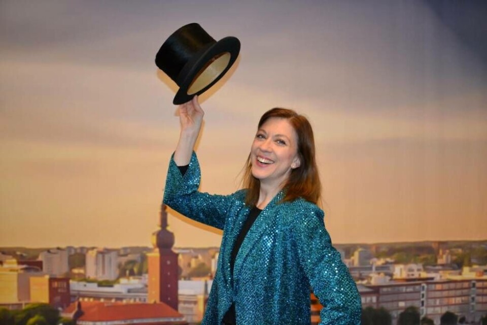 Hanna Sangemark hälsar välkommen till Västeråsrevyn med premiär på trettondagsafton. Foto: Helena Andersson