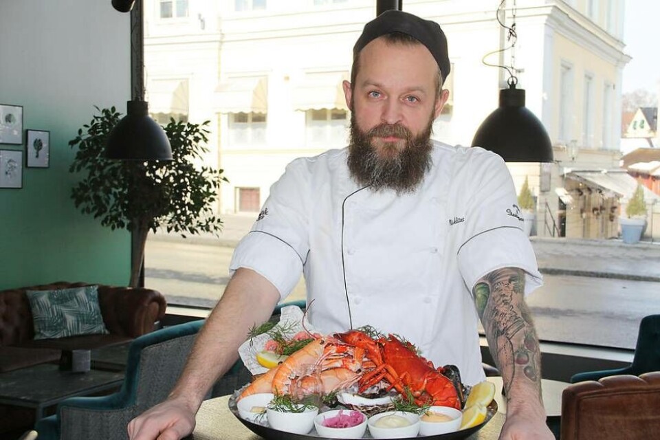 Niklas Käll som är kökschef på Brasserie stadsparken. ×1 / 2Visa bildtextBild 1 av 2