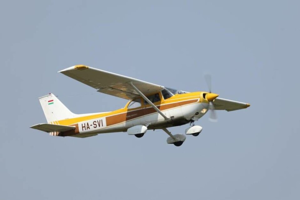 Det är ett mindre flygplan, av denna modell, en Cessna 172, som landat på ett fält öster om Västerås. Foto: Mostphotos