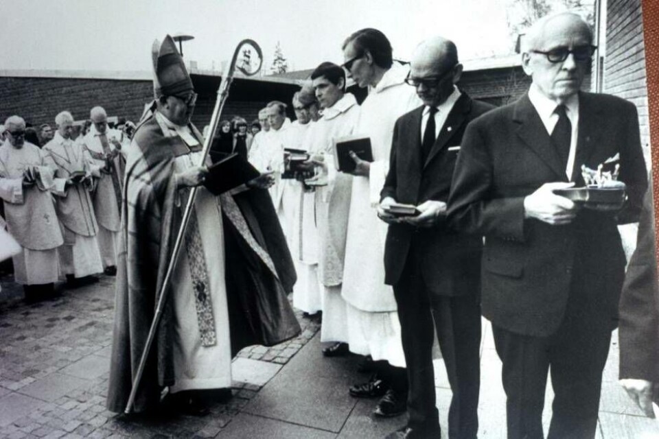 Invigning. Tomaskyrkan invigdes i november 1971. På bilden syns Biskop Sven Silén, Kyrkvärd Olof Pettersson, Kyrkvärd Konrad Ekström. Foto: Arvid Ridner, digitaltmuseum.se