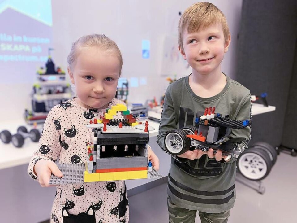 Framtidsskapelser. Syskonen Freja, 4 år, och Loke, 6 år, visar sina byggverk. Foto: Jonas Edberg