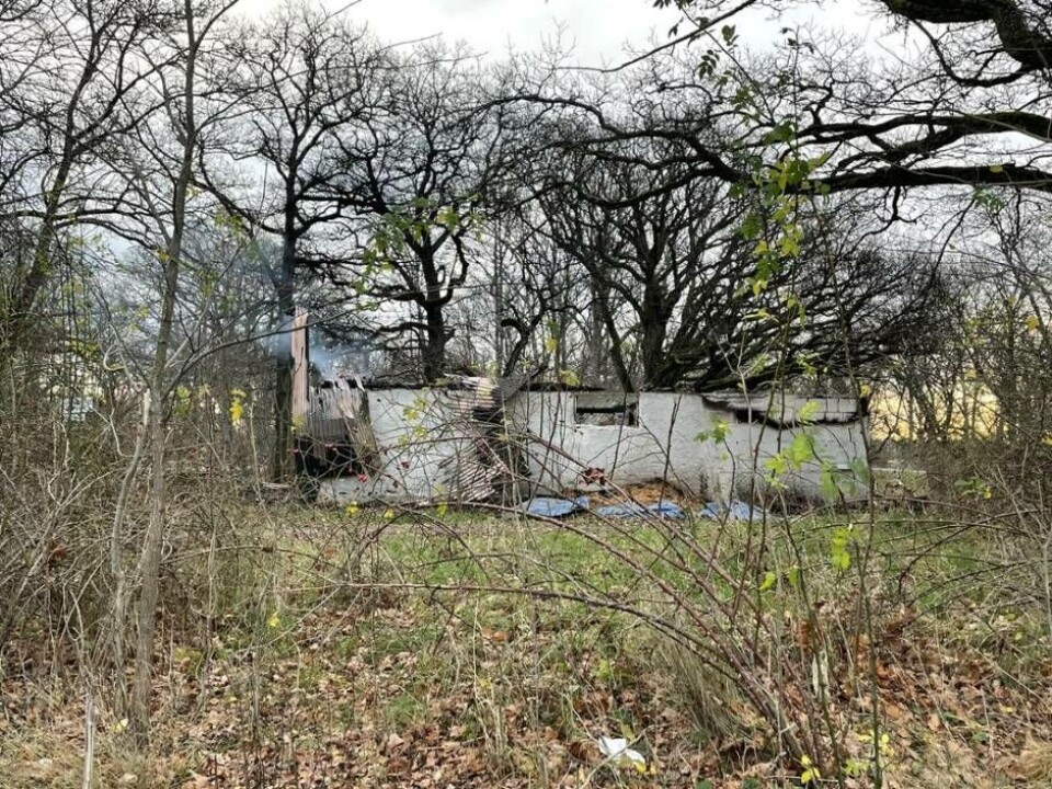 Stallet vid Johannisbergsvägen började brinna under natten mot lördagen. Polisen kan inte utesluta att branden var anlagd. Foto: Jonas Edberg