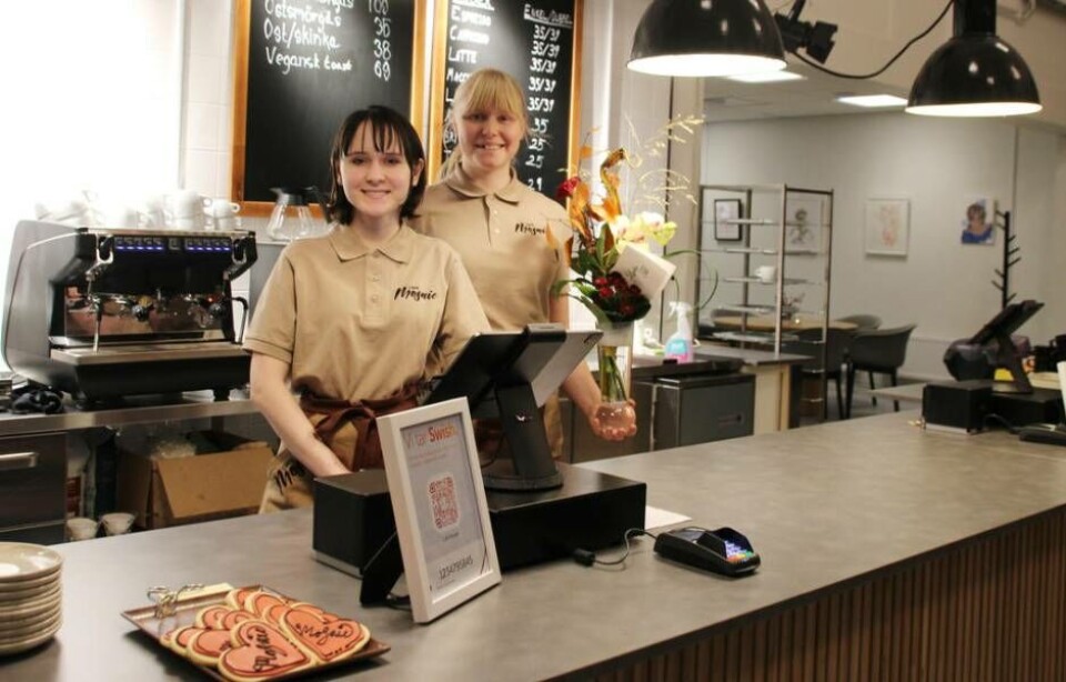 Cafébiträdet Adeline Eliasson och konditorn och bagaren Matilda Holmkvist är två av flera som arbetar i det nya kulturkaféet på Smedjegatan. ”Det känns underbart att äntligen få öppna, jättekul”, säger de när Västerås Tidning är på besök. Foto: Jonas Bergkvist