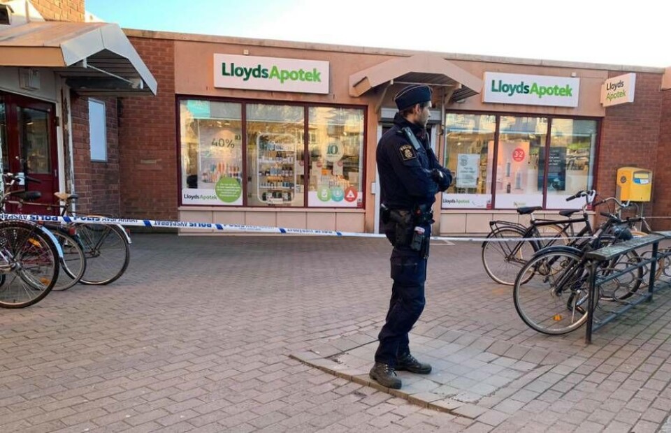 Lloyds Apotek vid Skallbergets centrum spärrade av på måndagseftermiddagen.