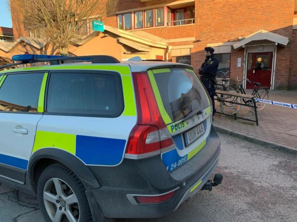 Flera polisbilar fanns på på plats vid Skallbergets centrum under måndagseftermiddagen. Foto: Jonas Edberg