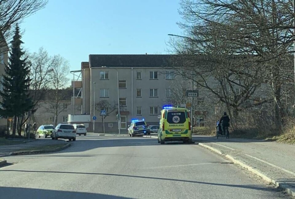 Ambulans och polis på Skallberget efter att en man utsatts för mordförsök. Foto: Läsarbild