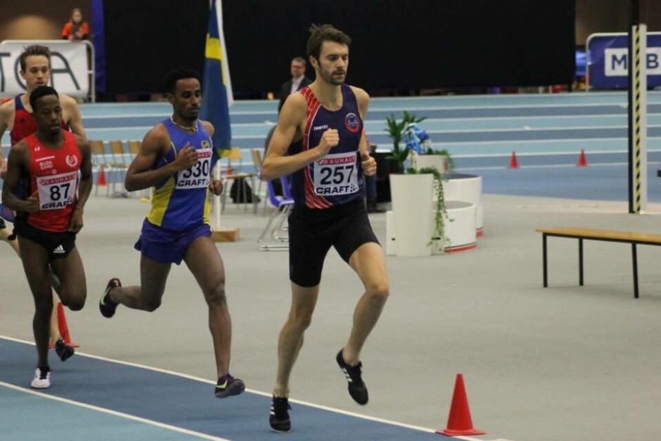 Efrem Brhane i 1500-metersfinalen, just bakom blivande SM-vinnaren Johan Rogestedt. Efter att ha varit nära att ramla 400 meter in i loppet kom Västeråslöparen tillbaka och sprang hem SM-silvret. Förra året blev det samma valör på 800 meter. Foto: VFK