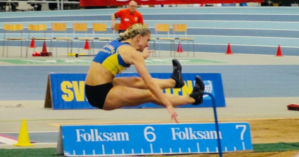 Malin Marmbrandt flög näst längst av alla SM-hoppare i Växjö. Säsongsbästa 6,24 meter räckte till ännu en SM-medalj för rutinerade Marmbrandt. Foto: VFK