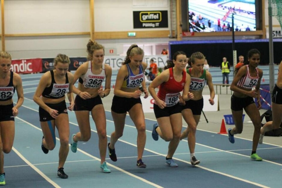 Elsa Wallenius (med nummer 339 i mitten) stod för en stark insats när hon blev fyra i 1500-metersfinalen. Löpartalangen har sitt ”riktiga” mästerskap först nästa helg då det är junior-SM. Foto: VFK