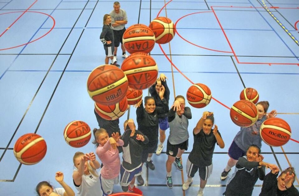 Siktet inställt. Västrås Baskets damlag är laddade inför lördagens premiärmatch. I bakgrunden ses tränarparet Hans Hägg och Åsa Kihlström Hägg Foto: Jonas Bergkvist×1 / 3Visa bildtextBild 1 av 3