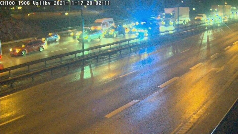 Köer på E18 syns på Trafikverkets kamera vid Vallbymotet. Foto: TRAFIKVERKET