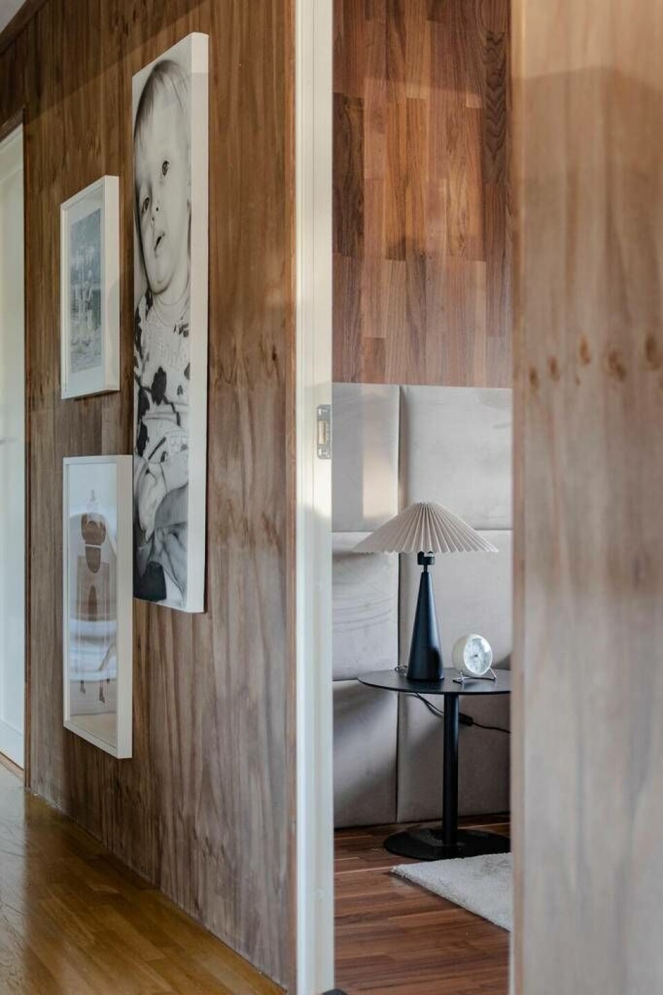 På väggarna i hallen har Linda och Magnus laserat plywood i en valnötsfärgad kulör. Foto: Linda AbrahamssonDet gamla skåpet i hallen fick bli vedförvaring. Foto: Linda AbrahamssonEn vacker laserad hylla pryder en vägg i vardagsrummet. Foto: Linda Abrahamsson På väggarna i hallen har Linda och Magnus laserat plywood i en valnötsfärgad kulör. Foto: Linda AbrahamssonDet gamla skåpet i hallen fick bli vedförvaring. Foto: Linda AbrahamssonEn vacker laserad hylla pryder en vägg i vardagsrummet. Foto: Linda Abrahamsson