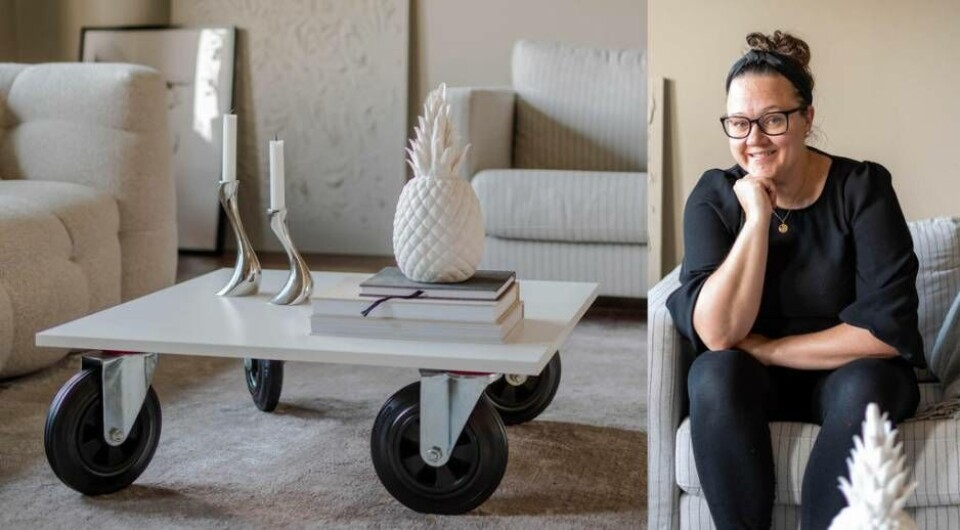 Linda har designat ett eget bord med skiva från Ikea och grova industrihjul. Foto: Linda Abrahamsson Linda har designat ett eget bord med skiva från Ikea och grova industrihjul. Foto: Linda Abrahamsson