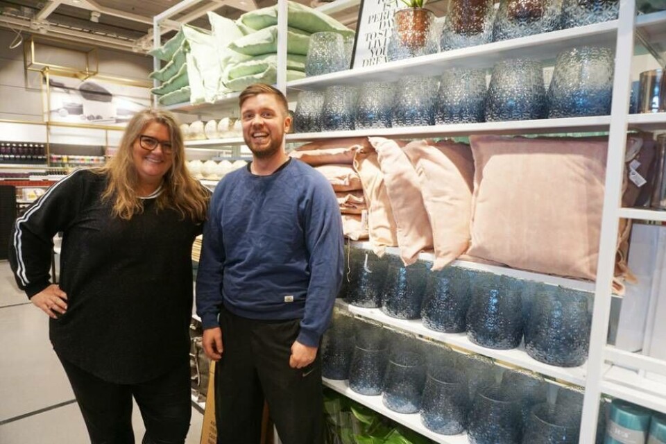 Stina Klaesson, vd för Åhlens Outlet, och varuhuschefen Jonas Kandell hade fullt upp dagen innan öppning. Foto: Josefine Wijkström