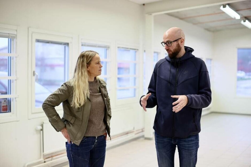 Anna-Maria Wallin, hållbarhetschef vid Länsförsäkringar Bergslagen, tillsammans med Magnus Uhlin, direktor vid Västerås stadsmission, i det som ska bli Västerås nya matcentral. Foto: Peter Holgersson AB