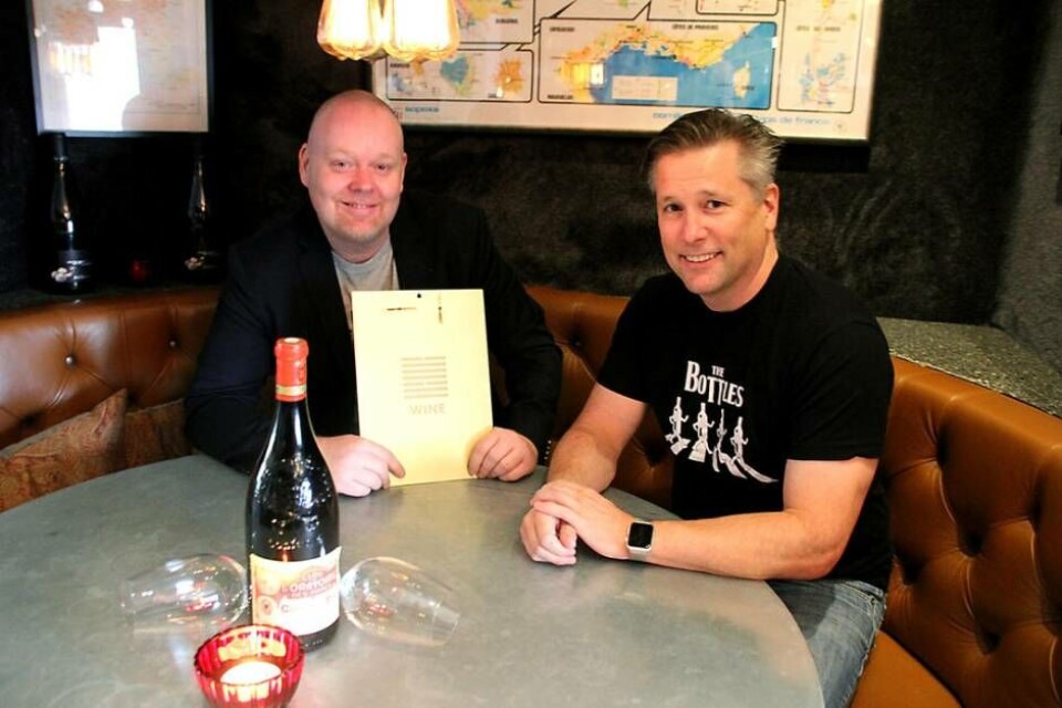 Vd Peter Sandberg med Frankgruppens nye sommelier Patric Anderson. Foto: Jonas Bergkvist